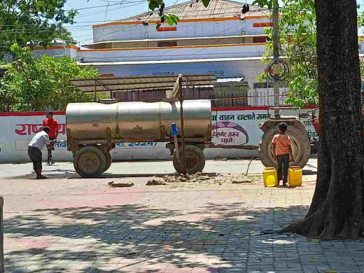 जिला समाहरणालय परिसर में पानी की किल्लत से जूझ रही आम जनता 